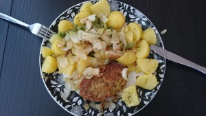 Butterböhnchen mit Kartoffeln und Zwiebeln aus dem Garten